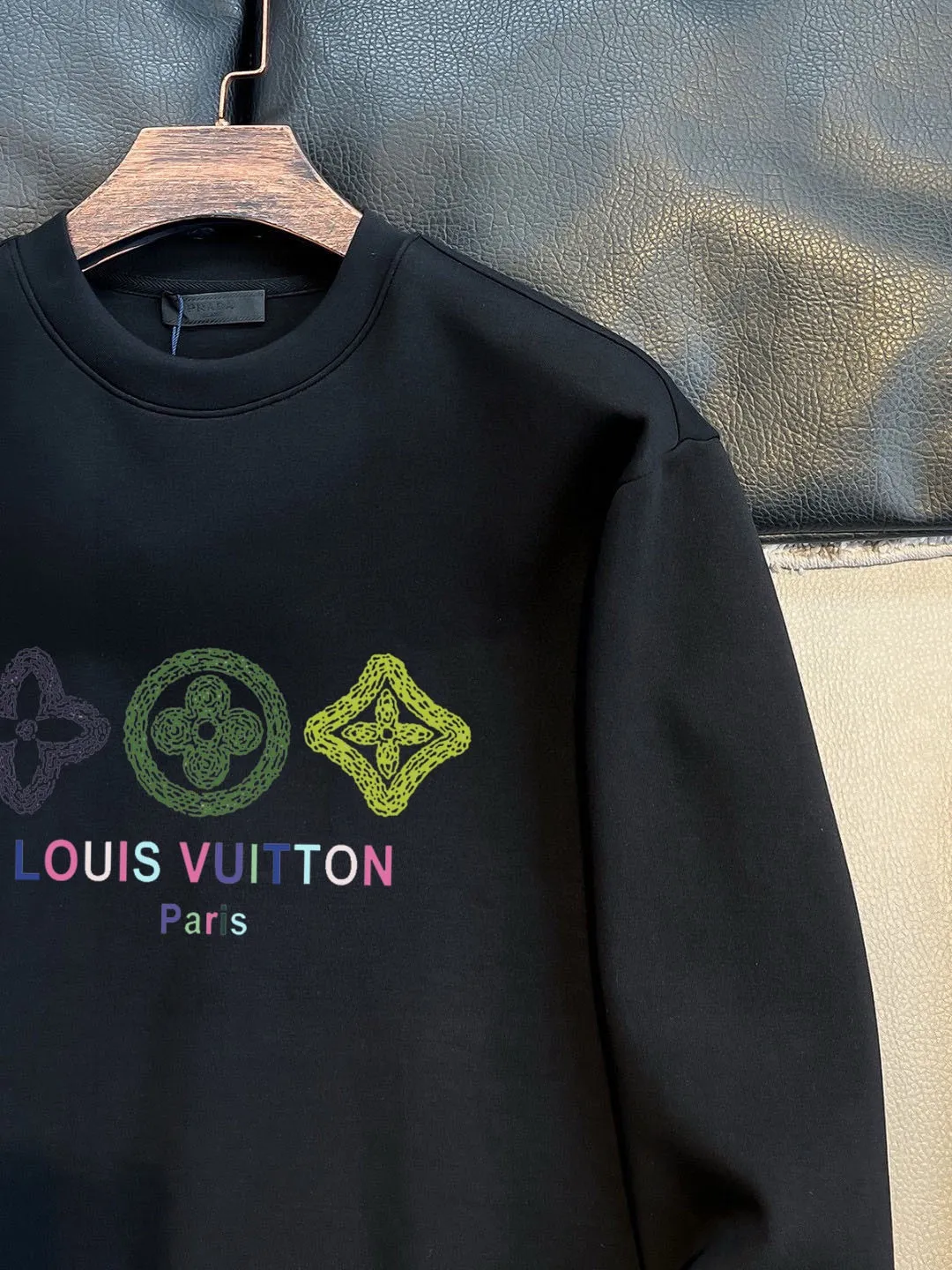 🅿️220 brand [LV Louis Vuitton] (good news for fat people) 2025ss autumn latest long-sleeved round-neck sweatshirt, on sale simultaneously on the official website. Refreshing and breathable. Made of top Tencel Roman. Comfortable and soft. 3D three-dimensional clarity. Super fashion sense. Great for gifting and keeping for yourself. Size: M-5XL (can wear up to 220 pounds)